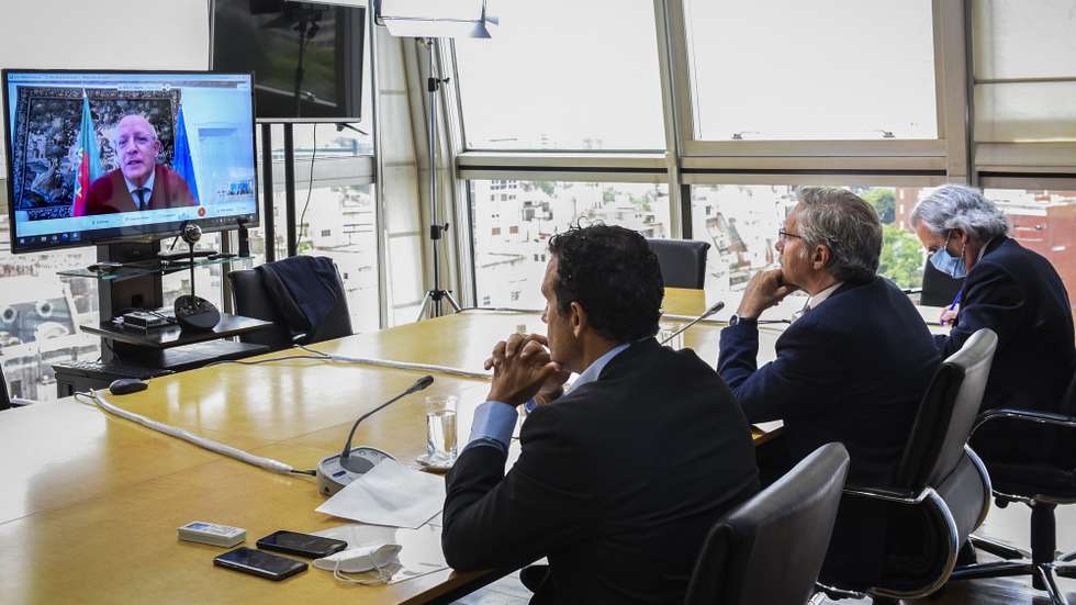 Os ministros dos Negócios Estrangeiros de Portugal e Argentina, Augusto Santos Silva (E), e Felipe Solá (2D), durante uma reunião por videoconferência onde a Argentina pediu que Portugal, na Presidência da União Europeia, considere as Malvinas como "zona de litígio" nas negociações com o Reino Unido, Buenos Aires, Argentina, 18 de dezembro de 2020. As ilhas Malvinas, sob domínio britânico desde a ocupação em 1833, têm a sua soberania reivindicada pela Argentina. MÁRCIO RESENDE/LUSA