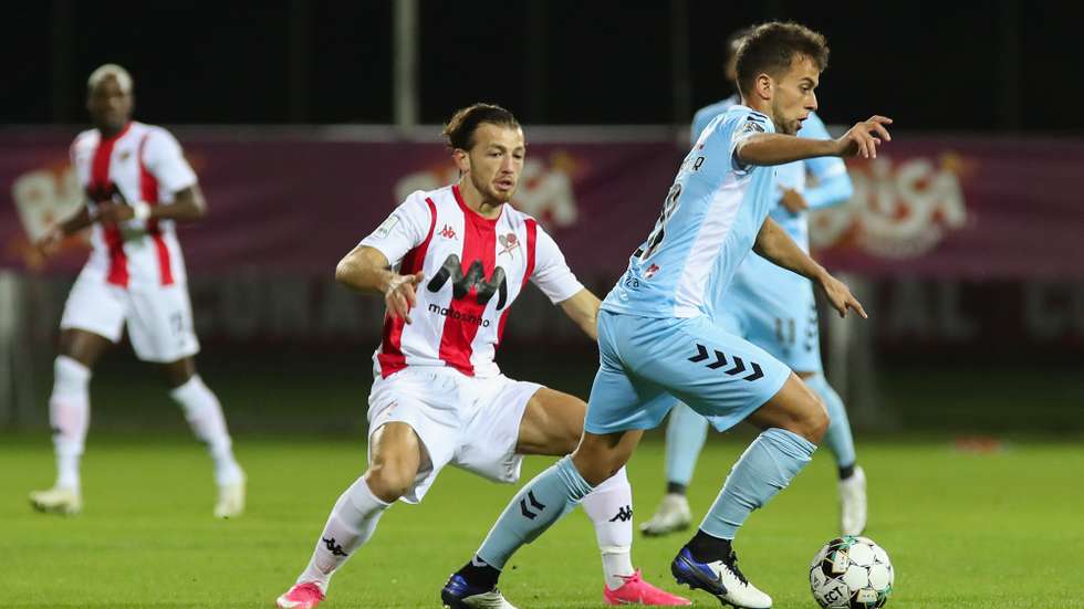 O jogador do Nacional Francisco Ramos (D), disputa a bola com o jogador do Leixões, Avto, durante o jogo da 4ª eliminatória da Taça de Portugal de Futebol  realizado no Estádio da Madeira, no Funchal, 23 de dezembro de 2020, HOMEM DE GOUVEIA/LUSA