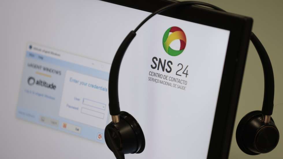 Reportagem no centro de atendimento da Linha SNS 24 em Lisboa, 18 de dezembro de 2020. A covid-19 marca um antes e depois na vida da linha SNS24 e dos seus profissionais de saúde, que além da luta para vencer a pandemia tentam também superar o cansaço de nove meses de chamadas sem tréguas. Em 2020, o centro de contacto do SNS foi obrigado a reinventar-se e já superou os 3,67 milhões de chamadas, mais do dobro em relação ao ano passado. (ACOMPANHA TEXTO DE 25/12/2020) JOSÉ SENA GOULÃO/LUSA