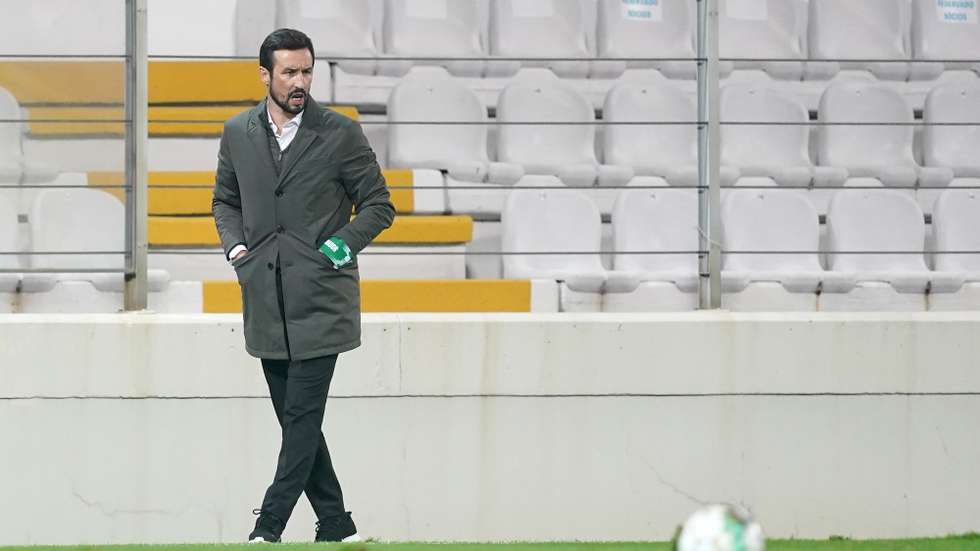 César Peixoto, treinador do Paços de Ferreira, durante o jogo da Primeira Liga de Futebol com o Moreirense realizado no Estádio Comendador Joaquim de Almeida Freitas em Moreira de Cónegos, Portugal, 1 de dezembro de 2020. HUGO DELGADO/LUSA