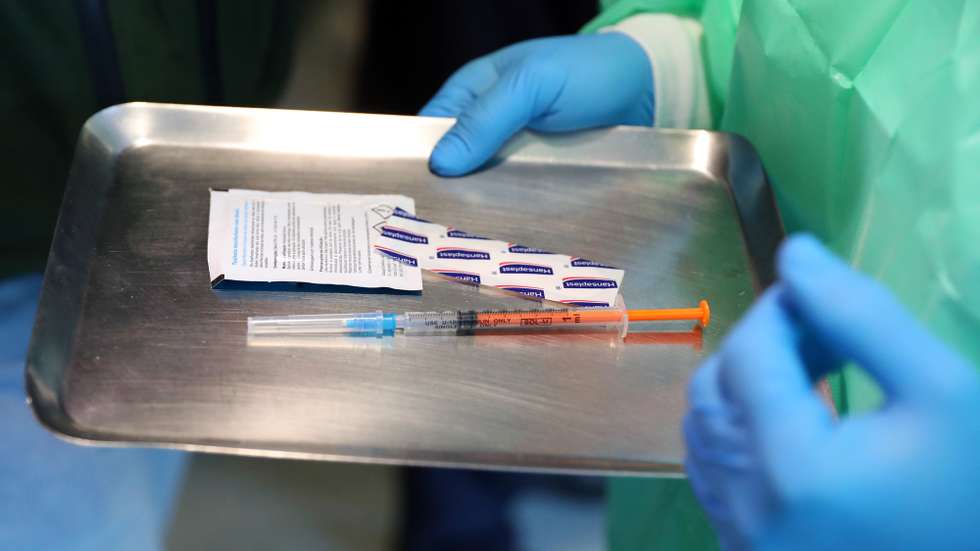Uma seringa contendo uma dose da vacina do consórcio Pfizer-BioNTech contra a covid-19 pronta para ser administrada à primeira utente a ser vacinada contra a covid-19, Rosário Freixo (ausente da fotografia), portadora de esclerose múltipla, da Unidade de Cuidados Continuados Integrados da Santa Casa da Misericórdia de Mora, , em Mora, 06 de janeiro de 2021. NUNO VEIGA/LUSA