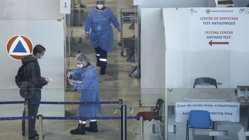 epa08964228 A passenger arriving at Charles de Gaulle Airport prepares for a Covid-19 test, in Roissy, outside Paris, France, 25 January 2021. France is now imposing a negative Covid-19 test for European commuters to curb the spread of the coronavirus pandemic.  EPA/YOAN VALAT
