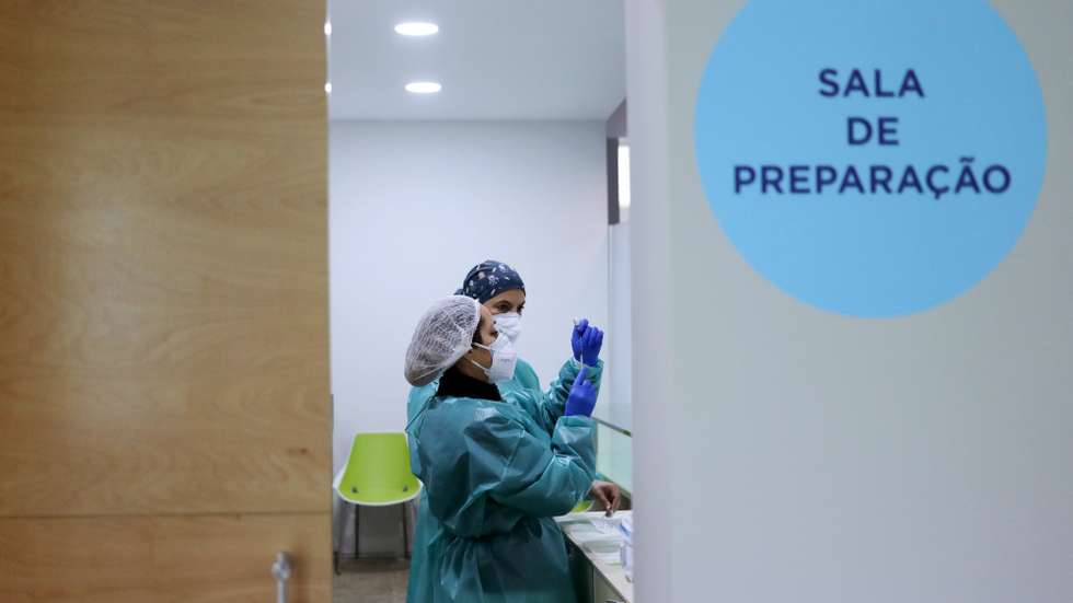 Preparação da vacina no Centro de Vacinação Covid-19 da Maia, na junta da freguesia do Castêlo da Maia, Gemunde, 23 de fevereiro de 2021. ESTELA SILVA/LUSA