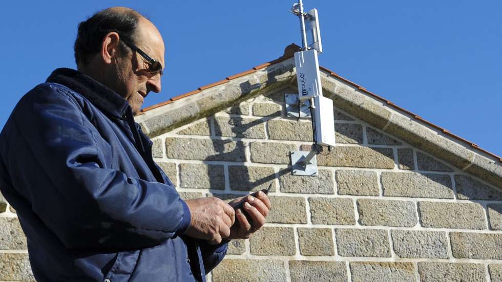 O presidente da junta de Arga de Baixo, Ventura Cunha, junto da Antena de "wi-fi" um dos proponentes da ideia para o orçamento participativo na Vila de Caminha, 18 de janeiro de 2017. Os habitantes de Arga de Baixo, Caminha, já não precisam procurar o melhor local da aldeia para falar ao telemóvel, mas o acesso à internet às vezes complica-se porque a instalação da rede, iniciada em dezembro, está por concluir. (ACOMPANHA TEXTO DE 22/01/2017)   ARMÉNIO BELO/LUSA