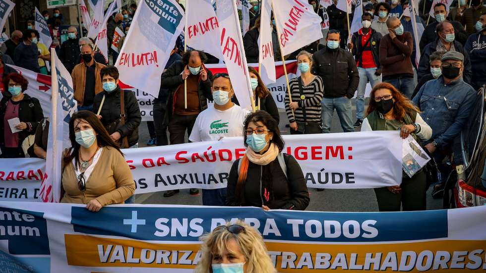 Concentração de dirigentes, delegados a ativistas sindicais da Administração Pública, junto à residência oficial do primeiro-ministro, em protesto pelo aumento geral de salários, a revisão da Tabela Remuneratória Única, a revogação do SIADAP e a "dignificação das carreiras dos trabalhadores da Administração Pública", em Lisboa, 17 de março de 2021. MANUEL DE ALMEIDA/LUSA
