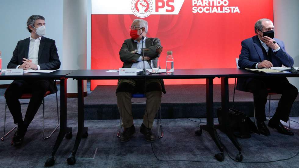 O secretário-geral do Partido Socialista (PS) , António Costa (C), ladeado por José Luis Carneiro (E), e pelo presidente do partido, Carlos César (D), durante a reunião da Comissão Nacional do PS, para aprovar a data e as alterações ao regulamento do XXIII Congresso, previsto para 10 e 11 de julho, bem como as datas da eleição do secretário-geral e da presidente das Mulheres Socialistas, em Lisboa, 20 de março de 2021. ANTÓNIO COTRIM/LUSA