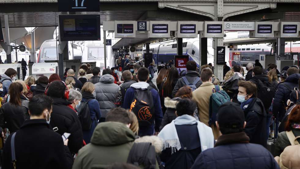 epa09084258 Commuters queue to embark in a train at Gare de Lyon train station in Paris, France, 19 March 2021. French Prime Minister Castex announced on 18 March additional lockdown restrictions in 16 areas of France, including Paris and the surrounding Ile-de-France region in the greater Paris region, as the country enters a third wave of the COVID-19 pandemic. The new lockdown restrictions , which go into effect at midnight on Friday 19 March, include the closure of 'non-essential' businesses (although schools remain open), a form is required to be outdoors within a 10 kilometer radius of one's home, and a curfew from 7pm to 6am remains in place. In the hours counting down to the application of the new restrictions, Parisians queued outside clothing retail shops and home furniture stores, anticipating their closure for a minimum of 4 weeks.  EPA/YOAN VALAT