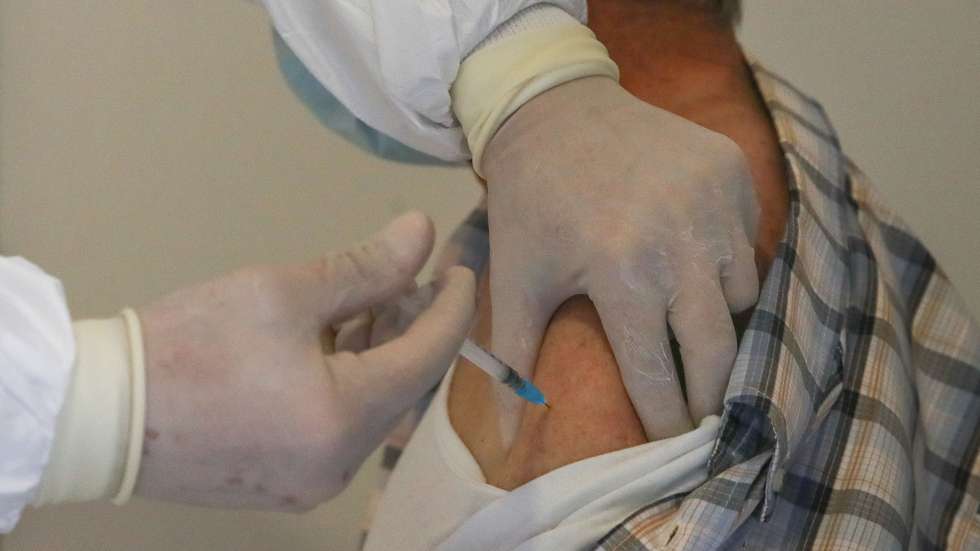 Um idoso é vacinado contra a covid-19 por um profissional de saúde no Centro de Vacinação de Arganil, durante o processo de vacinação na Antiga Cerâmica Arganilense, em Arganil, 19 de março de 2021. (ACOMPANHA TEXTO). PAULO NOVAIS/LUSA