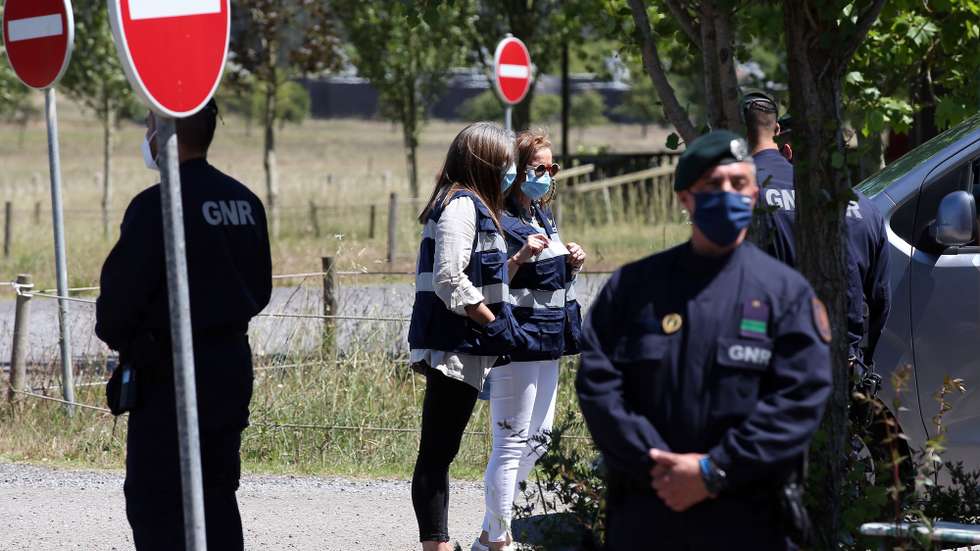 Elementos da Segurança Social identificam-se aos agentes da Guarda Nacional Republicana (GNR), que controlam o acesso ao Zmar Eco Experience, complexo turístico que ontem acolheu 28 trabalhadores migrantes, três deles crianças, após uma requisição civil pelo Governo para acolher pessoas que necessitem de isolamento profilático devido à covid-19, em Odemira, 06 de maio de 2021. NUNO VEIGA/LUSA