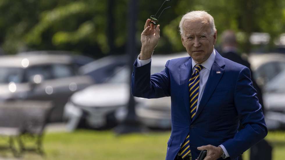epa09284082 US President Joe Biden waves to the press as he walks to board Marine One, on the ellipse, at the White House in Washington, DC, USA, 18 June 2021. President Joe Biden will spend the weekend with family in Delaware.  EPA/TASOS KATOPODIS / POOL