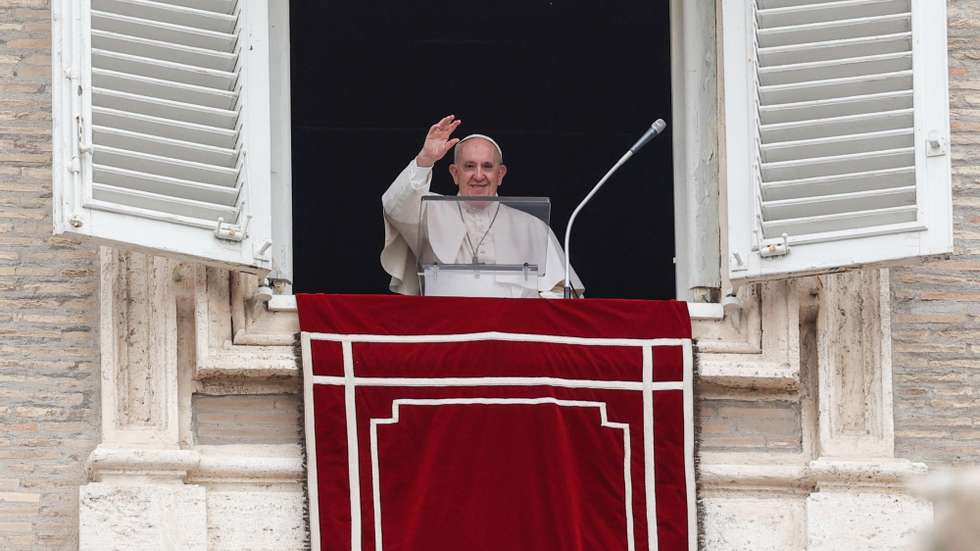 epa09287858 Pope Francis during the Angelus prayer in St. Peter&#039;s Square, Vatican City, 20 June 2021.  EPA/GIUSEPPE LAMI