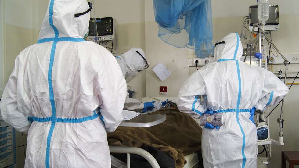 O Hospital Geral da Polana Caniço, na capital do país, passou a receber diariamente em média 16 doentes em estado crítico, contra seis recebidos nas primeira e segunda vagas. A terceira vaga da covid-19 ameaça o sistema de Saúde em, Maputo, Moçambique, 15 de julho de 2021). As medidas anunciadas para vigorar durante 30 dias a partir de sábado incluem a proibição de todos os eventos sociais, mesmo os privados, redução significativa de horários do comércio, suspensão do ensino pré-escolar em todo o país e das aulas presenciais nos restantes níveis de ensino em Maputo (área metropolitana), Xai Xai, Inhambane, Beira, Chimoio, Tete e Dondo. (ACOMPANHA TEXTO DE DIA 17 DE JULHO DE 2021). LUÍSA NHANTUMBO/LUSA