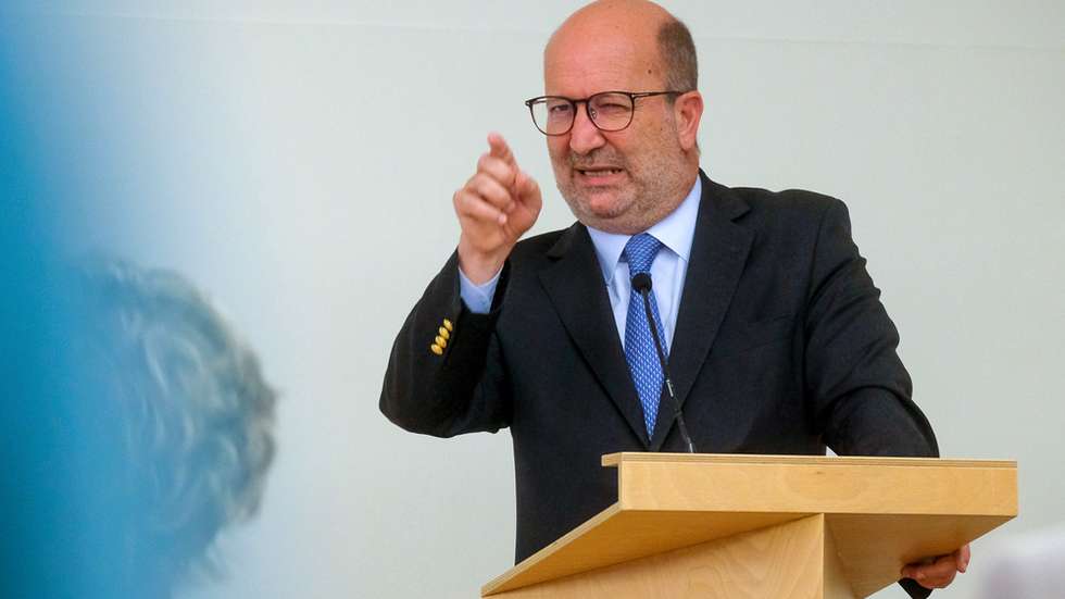 O ministro do Ambiente e da Ação Climática, João Pedro Matos Fernandes, discursa durante a cerimónia de consignação da desconstrução do "Prédio Coutinho" (Edifício Jardim) em Viana do Castelo, 2 de agosto de 2021.  ARMÉNIO BELO/LUSA