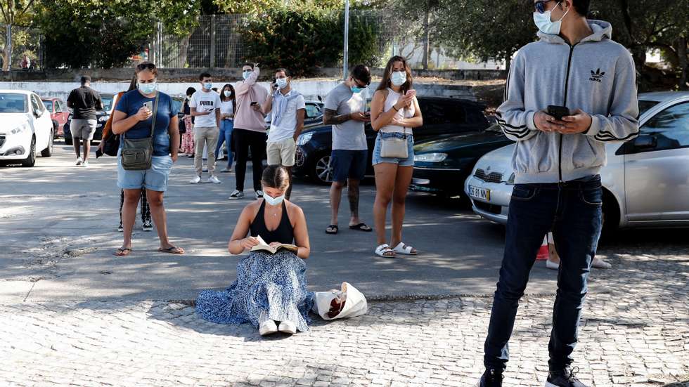 Jovens aguardam para serem vacinados contra a covid-19, num pavilhão desportivo da freguesia de Alcabideche, Cascais, 09 de agosto de 2021. O município de Cascais, começou a vacinar os jovens com mais de 18. anos. (ACOMPANHA TEXTO DA LUSA)  ANTÓNIO COTRIM/LUSA