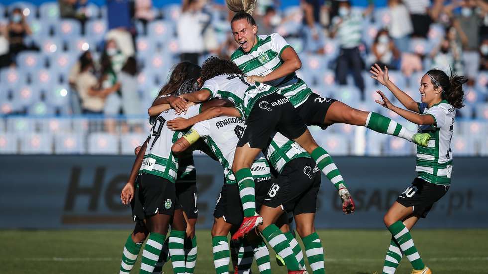 As jogadoras do Sporting festejam após Brenda Perez marcar um golo contra o Benfica durante o jogo da Supertaça disputado no Estádio do Restelo, em Lisboa, 28 de agosto de 2021. RODRIGO ANTUNES/LUSA