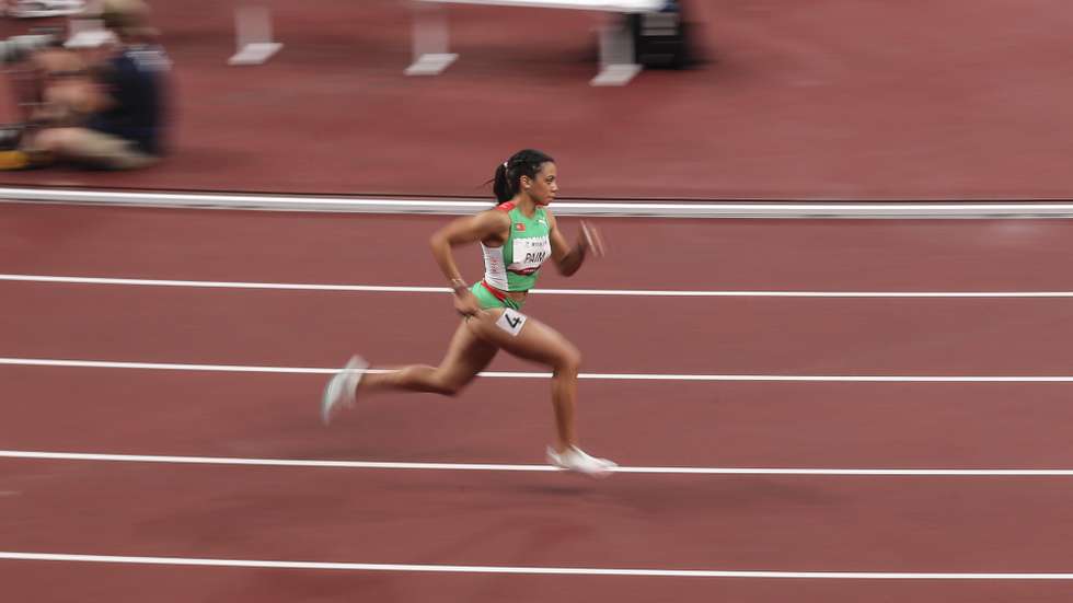 A atleta portuguesa, Carina Paim em ação na prova feminina de 400 metros T20, esta tarde no Estádio Olímpico de Tóquio, nos jogos Paralímpicos de Toquio 2020, Japão, 30 de agosto de 2021. MIGUEL A. LOPES/LUSA