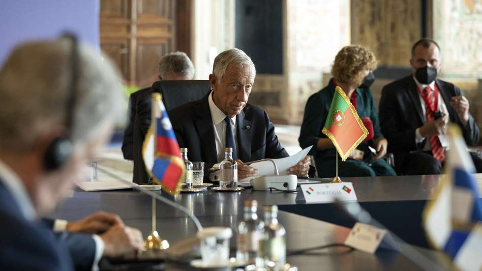 O Presidente da República, Marcelo da Rebelo de Sousa (C), durante uma reunião, em Roma, com homólogos da União Europeia (UE) que integram o Grupo de Arraiolos, na 16.ª edição da iniciativa fundada pelo antigo chefe de Estado Jorge Sampaio, em Roma, Itália, 15 de setembro de 2021. Na chegada à Roma, na terça-feira ao final do dia, Marcelo Rebelo de Sousa anunciou que os 15 chefes de Estado iriam, nesta reunião, prestar homenagem ao antigo Presidente da República Jorge Sampaio, que morreu na passada sexta-feira. MIGUEL FIGUEIREDO LOPES/PRESIDÊNCIA DA REPÚBLICA/LUSA