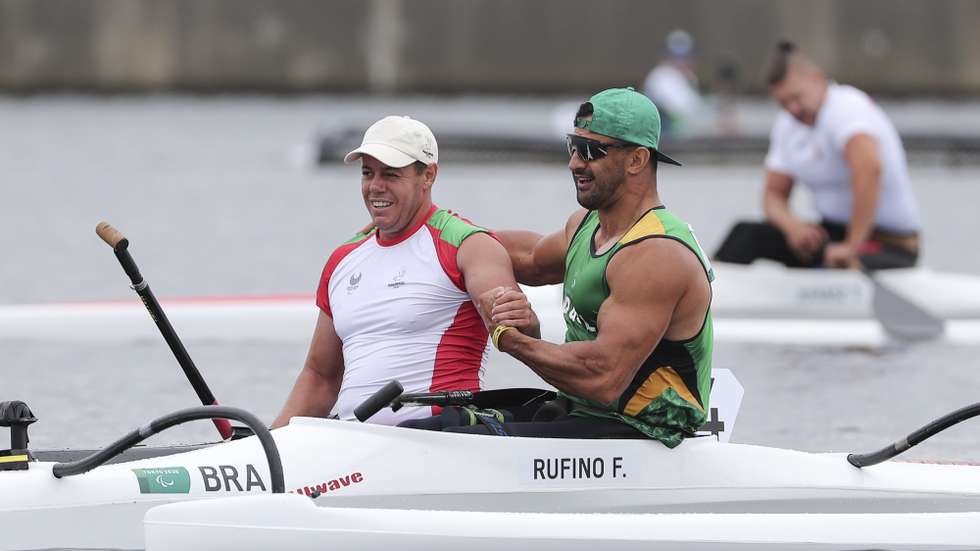 O atleta português, Norberto Mourão (E) acomanhado pelo atleta do Brasil Paulo Rufino (D) medalha de ouro após a prova de canoagem masculina caiaque singular VL2 -  200 metros onde ganhou a medalha de Bronze esta manhã na pista de canoagem de Tóquio nos jogos Paralímpicos de Toquio 2020, Japão, 4 de setembro de 2021. MIGUEL A. LOPES/LUSA
