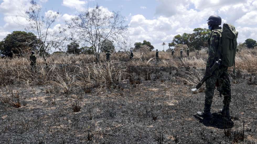 Militares de Moçambique e Ruanda