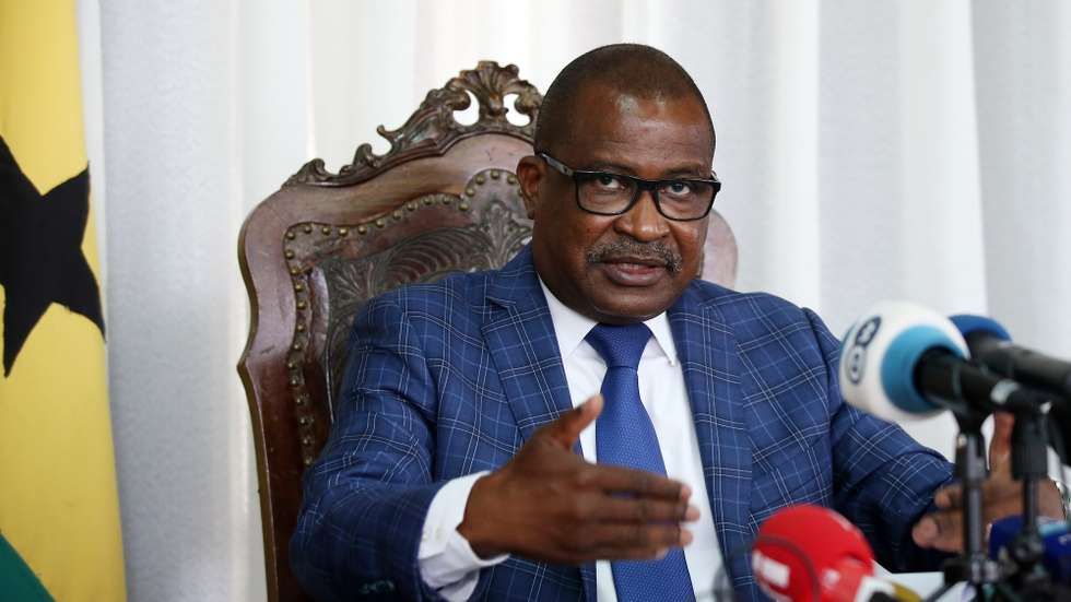O presidente da Assembleia Nacional de São Tomé e Príncipe, Delfim Neves, um dos 19 candidatos às eleições presidenciais de domingo, responde às perguntas dos jornalistas durante uma conferência de imprensa no Palácio dos Congressos, em São Tomé, São Tomé e Príncipe, 15 de julho de 2021. NUNO VEIGA/LUSA