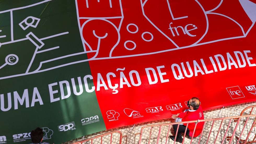 Concentração de dirigentes sindicais da Federação Nacional da Educação (FNE), em frente ao Ministério da Educação (ME), em Lisboa, 08 de junho de 2021. A concentração é convocada para se encontrarem soluções que "valorizem os trabalhadores da educação do nosso país e lhes garantam condições dignas para o exercício profissional, no contexto exigente em que vivemos". ANTÓNIO COTRIM/LUSA