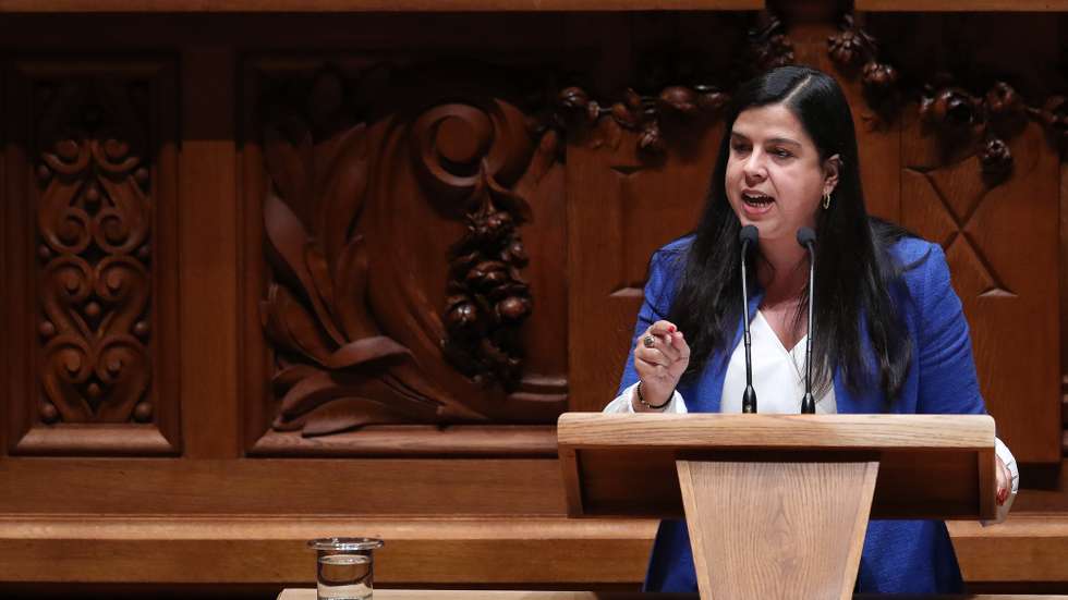A deputada do Partido Pessoas, Animais e Natureza (PAN), Inês Sousa Real, participa no debate e votação da proposta de Orçamento do Estado para 2022 (OE2022), na Assembleia da República, em Lisboa, 27 de outubro de 2021. A proposta de Orçamento do Estado para 2022 entregue no parlamento prevê que a economia portuguesa cresça 4,8% em 2021 e 5,5% em 2022. MÁRIO CRUZ/LUSA