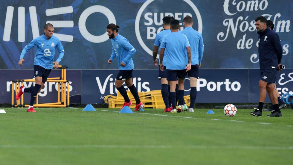 FC Porto head coach Sergio Conceicao (R) and his players Pepe (L) and Sergio Oliveira (2-L) leads a team's training session at Olival training centre in Vila Nova de Gaia, near Porto, Portugal, 18 October 2021. FC Porto will face AC Milan in their UEFA Champions League on 19 October 2021. ESTELA SILVA/LUSA