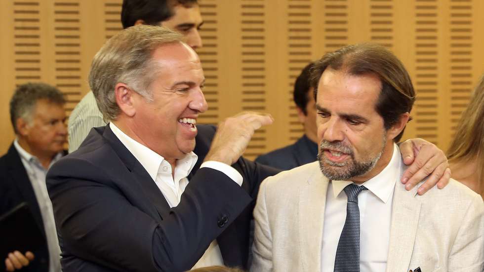O presidente do Partido Social Democrata da Madeira (PSD/Madeira), Miguel Albuquerque (D), conversa com o secretário-geral, José Prada (E), durante a sessão de encerramento das Jornadas Parlamentares do partido, que têm por objetivo fazer o balanço da atividade parlamentar na XI Legislatura da Assembleia Legislatura, no Funchal, Ilha da Madeira, 11 de julho de 2019. HOMEM DE GOUVEIA/LUSA