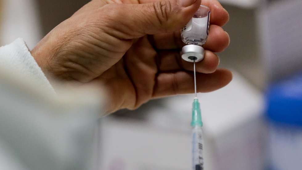 Uma enfermeira prepara doses de vacinas da Pfizer contra a Covid-19