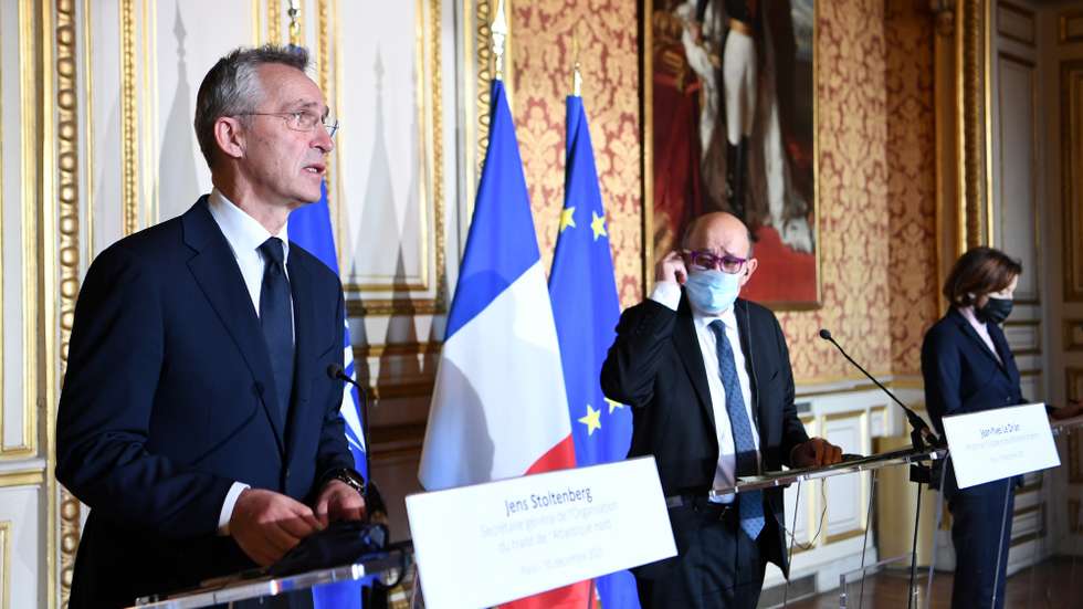 epa09633722 NATO Secretary General Jens Stoltenberg (L) and French Foreign Affairs Minister Jean-Yves Le Drian (R) give a press conference after their meeting in Paris, France, 10 December 2021.  EPA/BERTRAND GUAY / POOL  MAXPPP OUT