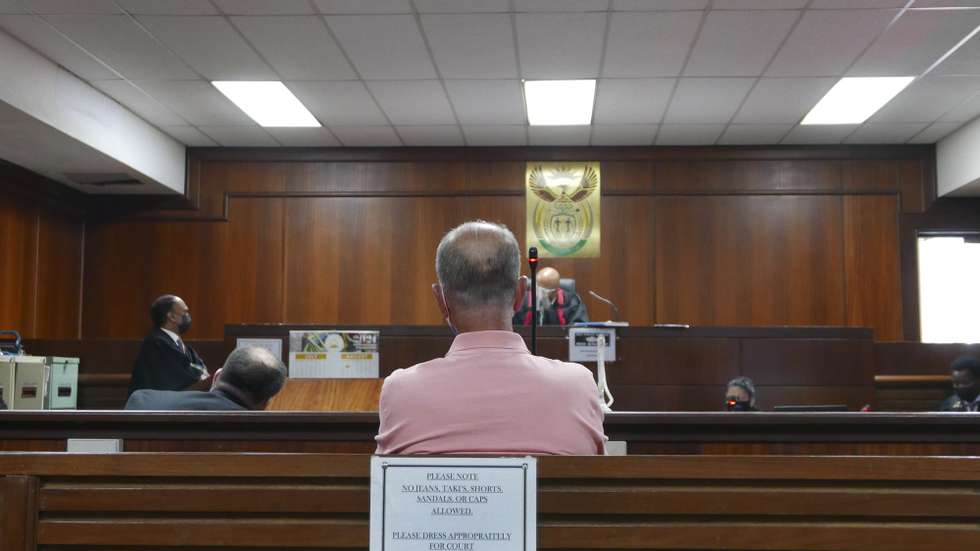 O ex-banqueiro João Rendeiro no Tribunal de Verulam, onde esteve presente perante um juiz pela primeira vez desde que foi detido no sábado, nos subúrbios de Durban, África do Sul, 13 de dezembro de 2021. João Rendeiro foi preso no sábado, num hotel em Durban, na província sul-africana do KwaZulu-Natal, numa operação que resultou da cooperação entre as polícias portuguesa, angolana e sul-africana. LUÍS MIGUEL FONSECA/LUSA