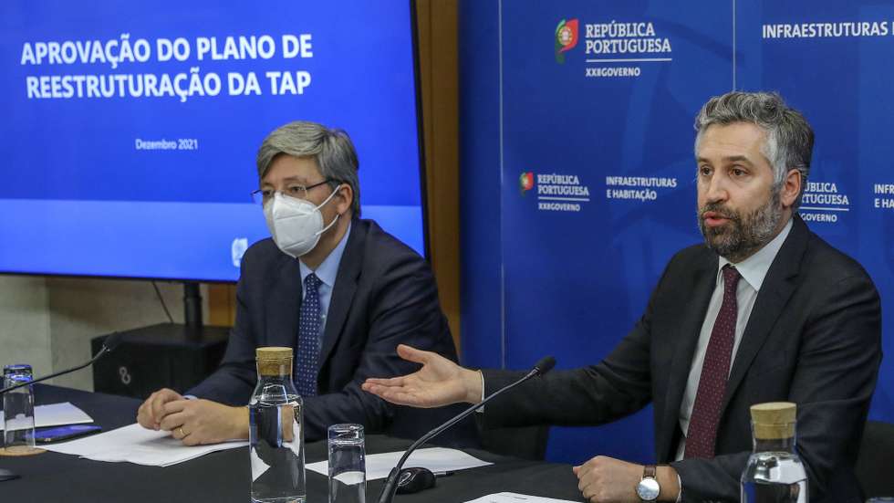 O ministro das Infraestruturas e da Habitação, Pedro Nuno Santos (D), acompanhado pelo secretário de Estado do Tesouro, Miguel Cruz (E), durante uma conferência de imprensa, no Ministério das Infraestruturas e da Habitação, em Lisboa, 21 de dezembro de 2021. A Comissão Europeia informou hoje que aprovou o plano de reestruturação da TAP e a ajuda estatal de 2.550 milhões de euros, impondo que a companhia aérea disponibilize até 18 ‘slots’ por dia no aeroporto de Lisboa. MIGUEL A. LOPES/LUSA
