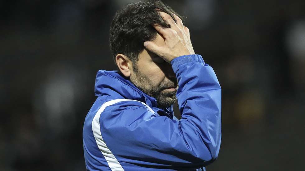O treinador do Famalicão Rui Pedro Silva reage durante o jogo dos oitavos de final da Taça de Portugal contra o Portimonense, no estádio Municipal de Famalicão, 21 de dezembro de 2021. JOSÉ COELHO/LUSA