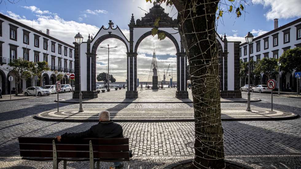 A Câmara Municipal de Ponta Delgada decidiu manter em vigor as alterações ao trânsito implementadas durante a quadra festiva no centro histórico. O presidente da autarquia, Pedro Nascimento Cabral (ausente na foto), refere que o objetivo é promover uma “cidade verdadeiramente sustentável do ponto de vista ambiental, social e económico”. em Ponta Delgada, 05 de Janeiro de 2022. EDUARDO COSTA/LUSA