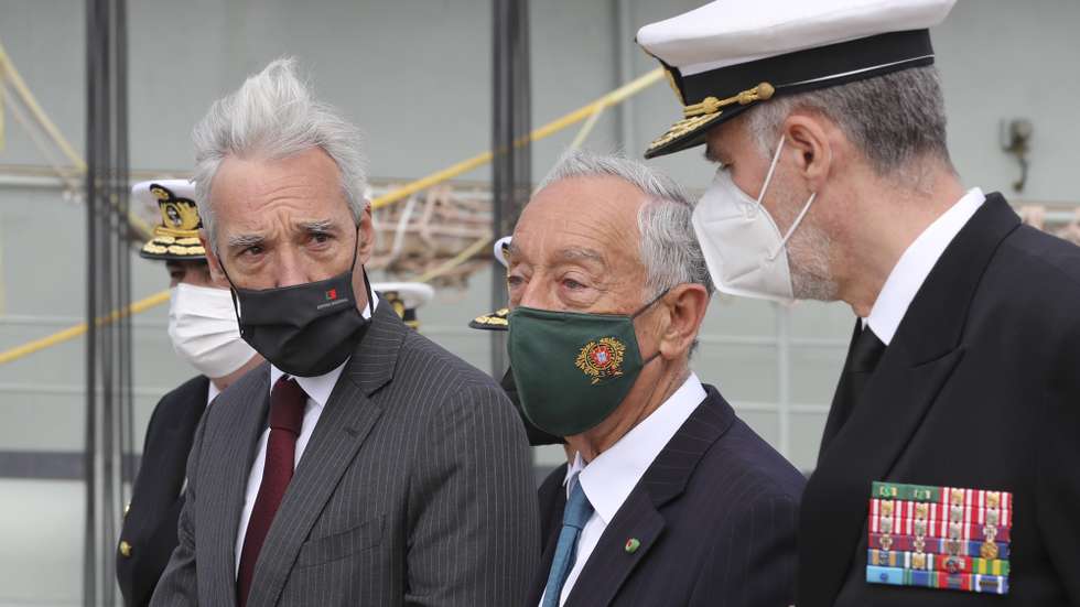 O Presidente da República, Marcelo Rebelo de Sousa (C), acompanhado pelo ministro da Defesa Nacional, João Gomes Cravinho (E), e pelo chefe do Estado-Maior da Armada e Autoridade Marítima Nacional, almirante Henrique Gouveia e Melo (D), durante a visita à Base Naval de Lisboa, 8 de março de 2022.  JOÃO RELVAS/LUSA