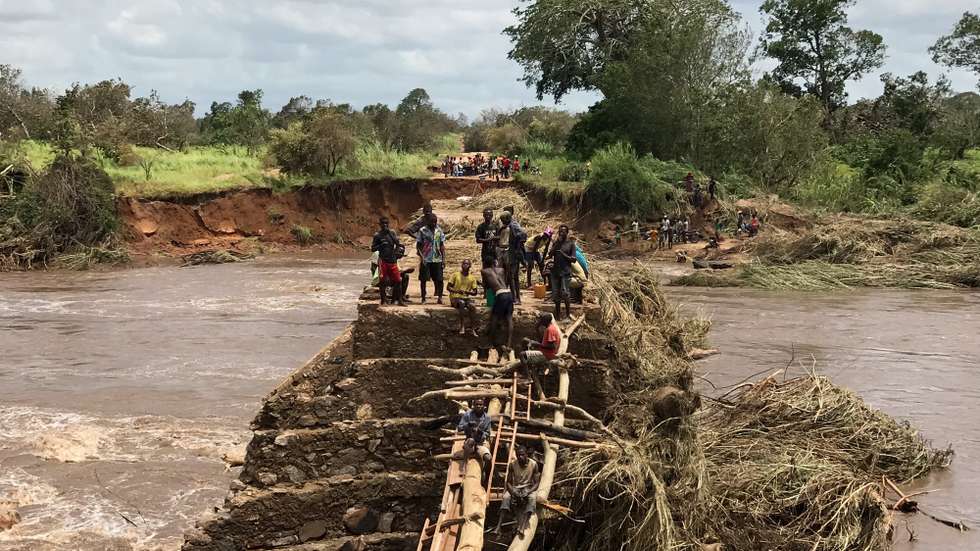 População tenta atravessar rio Buenge depois de o ciclone Gombe ter destruído a ponte da estrada Monapo-Mogincual, província de Nampula, Moçambique, 13 de março de 2022. A tempestade Gombe chegou à costa moçambicana na madrugada de sexta-feira na categoria de ciclone intenso com chuva torrencial e vento de 165 quilómetros por hora, com rajadas superiores a 200 km/hora. ANDRÉ CATUEIRA/LUSA