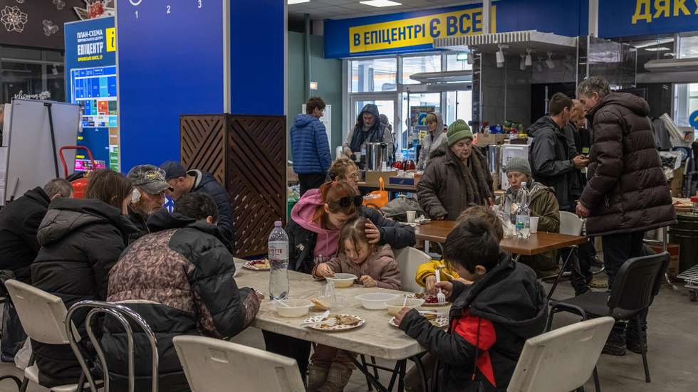 epa09852073 A mother hugs her daughter as they, with other people who mainly came from the besieged by Russian military southeastern city of Mariupol and occupied Melitopol, eat at the evacuation point in Zaporizhzhia, Ukraine, 26 March 2022. Russian troops entered Ukraine on 24 February resulting in fighting and destruction in the country, and triggering a series of severe economic sanctions on Russia by Western countries.  EPA/ROMAN PILIPEY