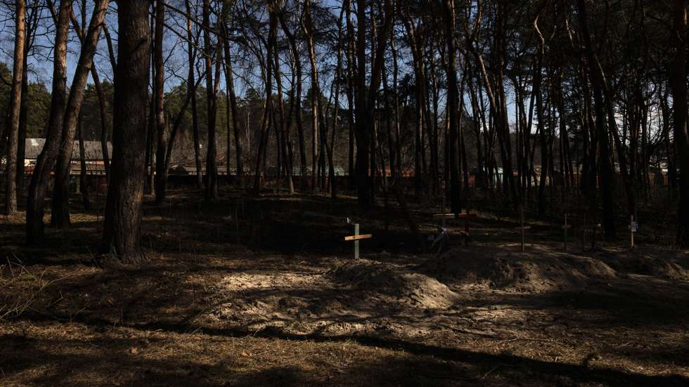 epa09860887 A handmade cross stands in the residential area on a makeshift grave for a civilian killed during the Russian invasion in Trostyanets town, Sumy region, Ukraine, 29 March 2022 (issued 30 March 2022). Trostyanets was recaptured by the Ukrainian army after the town was under the control of Russian forces for over a month following the invasion on 24 February. The local residents claim that Russian soldiers were not letting bury the dead people, forcing many to leave their homes to move into those houses, and were looting in the town. Locals were saying that some of the town's residents were killed by Russian soldiers. When the Russian army was withdrawing from Trostyanets they stole many cars from local people, as well as different electronic devices.
