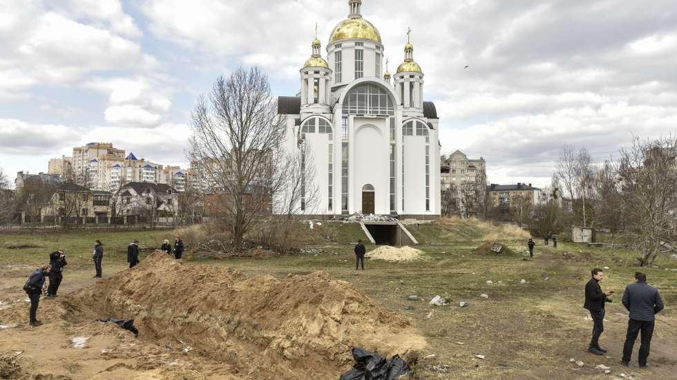 epa09870775 Bodies of civilians in plastic bags lay in a mass grave in Bucha city, which was the recaptured by the Ukrainian army, Kyiv (Kiev) area, Ukraine, 04 April 2022. More than 410 bodies of killed civilians were carried from the recaptured territory in Kyiv's area for exgumation and expert examination. The UN Human Rights Council has decided to launch an investigation into the violations committed after Russia's full-scale invasion of Ukraine as Ukrainian Parliament reported. On 24 February, Russian troops had entered Ukrainian territory in what the Russian president declared a 'special military operation', resulting in fighting and destruction in the country, a huge flow of refugees, and multiple sanctions against Russia.  EPA/OLEG PETRASYUK ATTENTION: GRAPHIC CONTENT