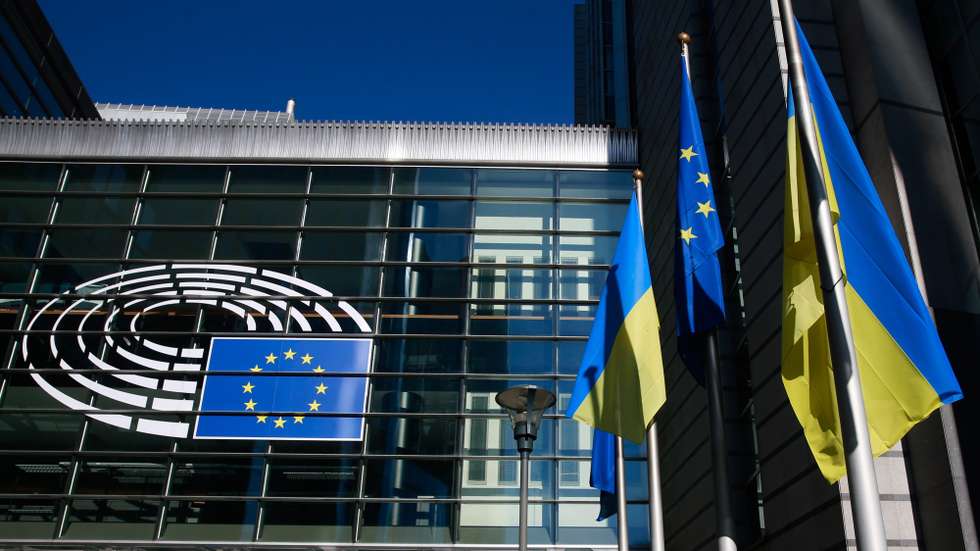epa09791590 Ukrainian flags are hoisted along the Flag of Europe to show solidarity with Ukraine over the Russian aggression, in front of the European Parliament in Brussels, Belgium, 28 February 2022. EU defense ministers are meeting via video conference on 28 February to discuss the latest situation on the ground in Ukraine, following Russia's military invasion.  EPA/STEPHANIE LECOCQ