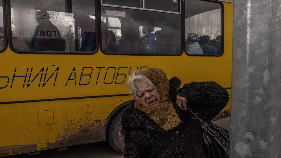epa09900900 People from Mariupol arrive on an evacuation bus to the evacuation point in Zaporizhzhia, Ukraine, 21 April 2022. Thousands of people trapped in Mariupol and other cities occupied by the Russian army in South Ukraine wait to be evacuated to Ukraine's controlled areas by buses and their own cars.  EPA/ROMAN PILIPEY