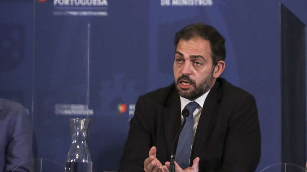 O ministro do Ambiente e Ação Climática, Duarte Cordeiro, intervém na conferência de imprensa para anunciar as decisões do Conselho de Ministros para apresentação das novas medidas para conter o aumento dos preços energéticos e agroalimentares, Palácio da Ajuda, em Lisboa, 11 de abril de 2021. ANTÓNIO COTRIM/LUSA