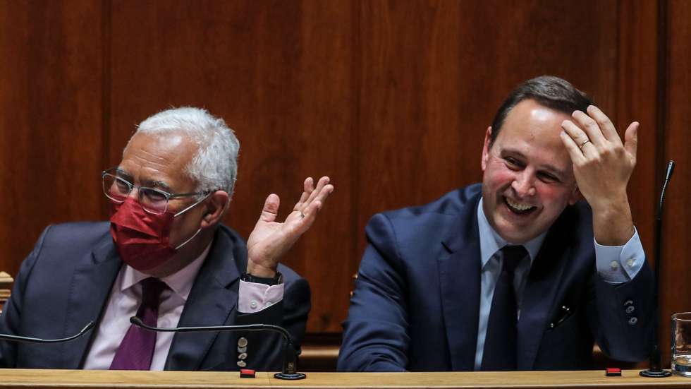 O primeiro-ministro, António Costa (E), conversa com o ministro das Finanças, Fernando Medina (D), durante o debate sobre Orçamento do Estado de 2022, na Assembleia da República, em Lisboa, 29 de abril de 2022. JOSÉ SENA GOULÃO/LUSA