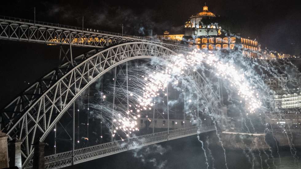 epa06046689 A view of fireworks over the Dom Luis I Bridge and the River Douro on the eve of St. John's festival (Festa de Sao Joao) in Porto, Portugal, 24 June 2017.  EPA/RUI FARINHA