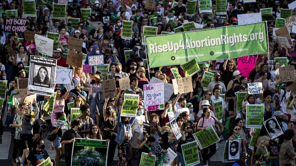 epa10033077 Pro-choice demonstrators protest following the decision by the US Supreme Court to overturn the Roe v. Wade ruling, in Los Angeles, California, 24 June 2022. The US Supreme Court ruled on the Dobbs v Jackson Women's Health Organization, overturning the 1973 case of Roe v Wade that guaranteed federal abortion rights. The decision opens the possibility for states to ban abortion.  EPA/ETIENNE LAURENT