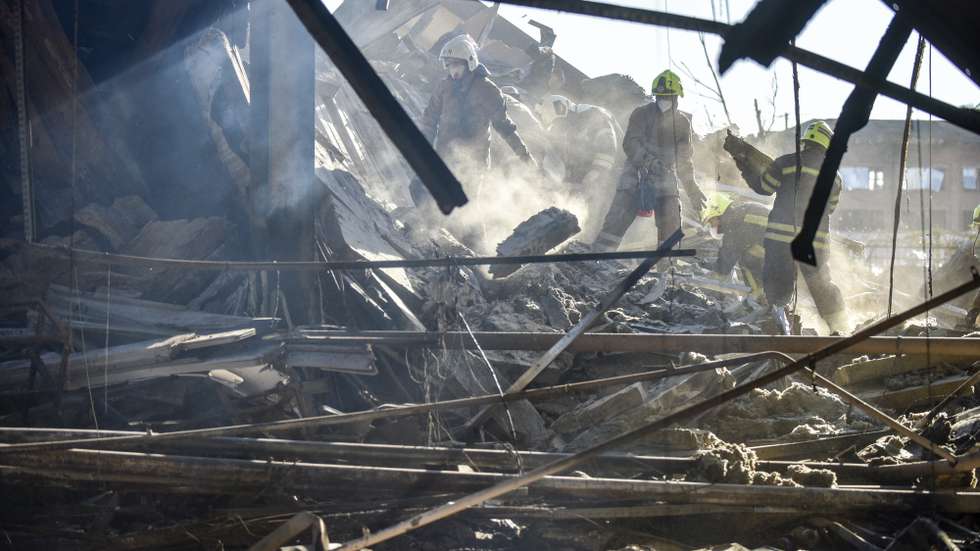 epa10037746 Firefighters clean the rubble of the destroyed Amstor shopping mall in Kremenchuk, Poltava Oblast, Ukraine, 28 June 2022. At least eighteen bodies were found dead at the scene, the State Emergency Service (SES) of Ukraine said in a Telegram post, and at least 58 injured following Russian airstrikes on the crowded shopping mall. The one-story building of a shopping center was hit by Russian rockets on 27 June in the afternoon.  EPA/OLEG PETRASYUK