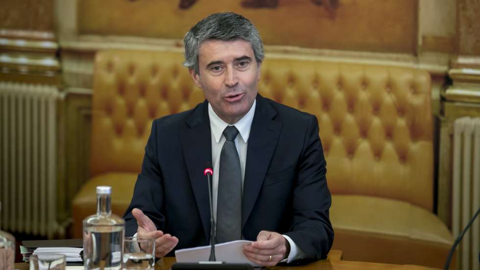 O ministro da Administração Interna, José Luís Carneiro, durante a sua audição na Comissão de Assuntos Constitucionais, Direitos Liberdades e Garantias, na Assembleia da República, em Lisboa, 19 de julho de 2022. JOSÉ SENA GOULÃO/LUSA