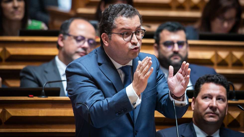 O líder parlamentar do Partido Social Democrata (PSD), Joaquim Miranda Sarmento, usa da palavra durante o debate sobre o Estado da Nação, na Assembleia da República, em Lisboa, 20 de julho de 2022. JOSE SENA GOULÃO/LUSA