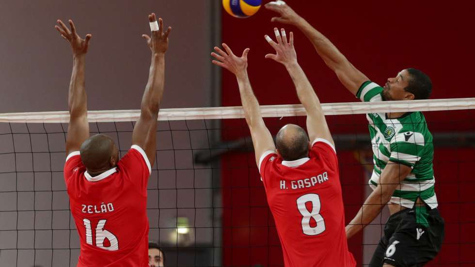 O jogador do Sporting, Kibinho (D), disputa a bola com os seus opositores do Benfica, Zelão (E) e Hugo Gaspar (C), durante a partida da 17.ª jornada do campeonato nacional de voleibol, disputada no Pavilhão da Luz, 06 de janeiro de 2018 em Lisboa. TIAGO PETINGA/LUSA