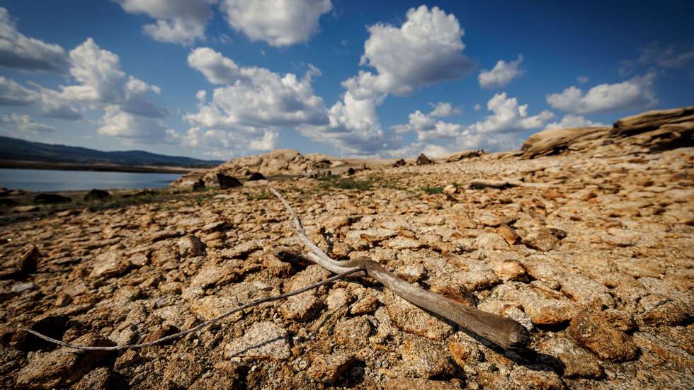 Efeitos da seca na Barragem Alto Rabagão, em Montalegre, 6 de julho de 2022. No Norte do país, as barragens do Alto-Lindoso e do Alto Rabagão estão com níveis de água historicamente baixos, prejudicando a agricultura e o turismo. PEDRO SARMENTO COSTA/LUSA